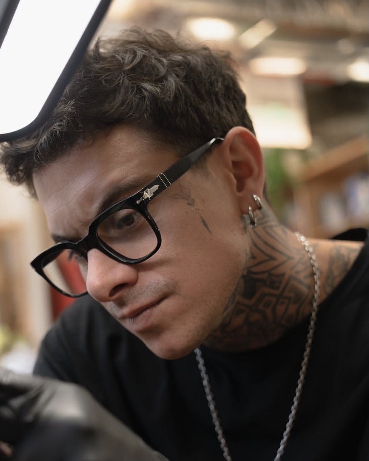 Max Costabal tatuando
